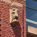 Beeldhouwwerk (Zuid-Hollandlaan): een van de koppen/maskers.
<br/>
Marcel Westhoff, juni 2018